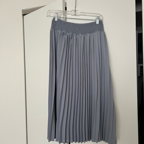Lulus pleated midi skirt in periwinkle - Picture 2 of 3